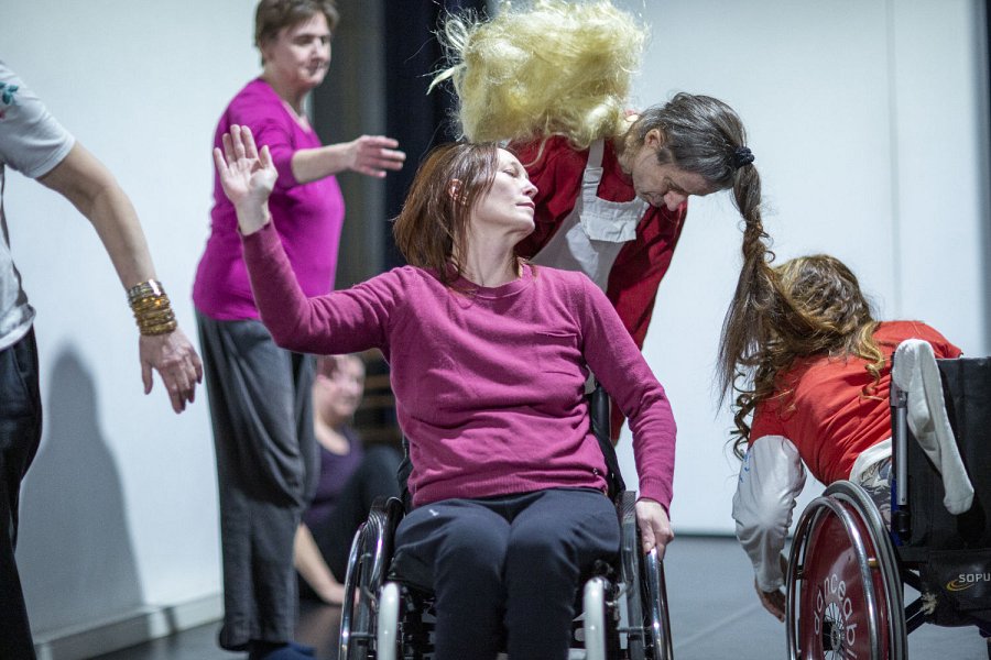Ursa Urbancic is in a wheelchair, surrounded by other dancers on the dance floor. The photo was taken by Thomas Richter.
